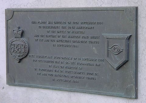 plaquette (zuidzijde Waalbrug)